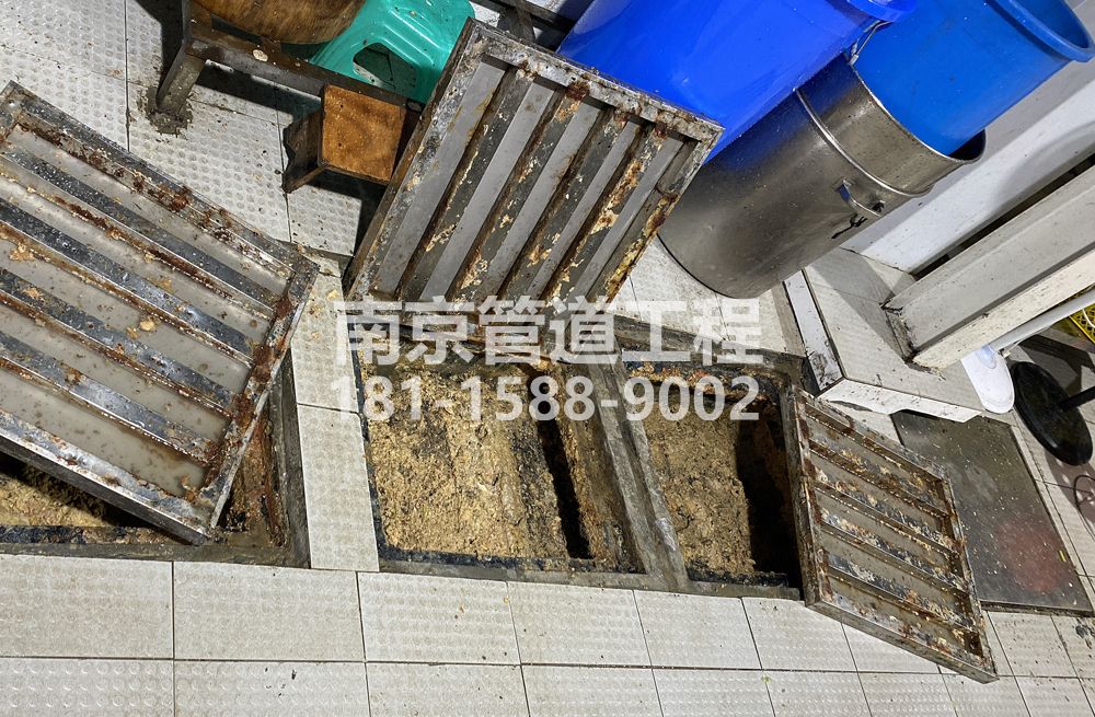 278阳光嘉园城管中队食堂隔油池清理